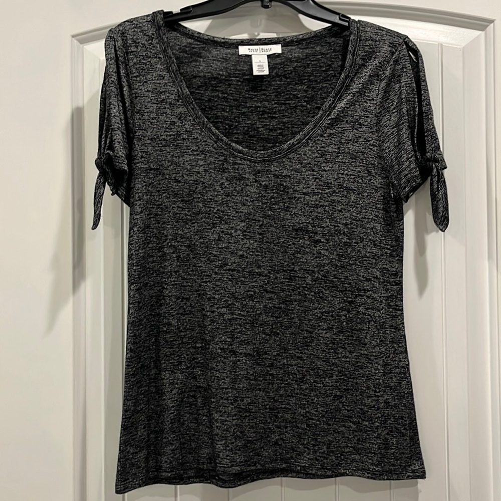 White House black market cold short silver and black t shirt. Size small